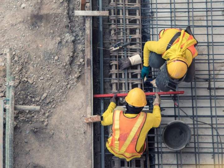 Nous prenons en main la pose de dalles en béton.